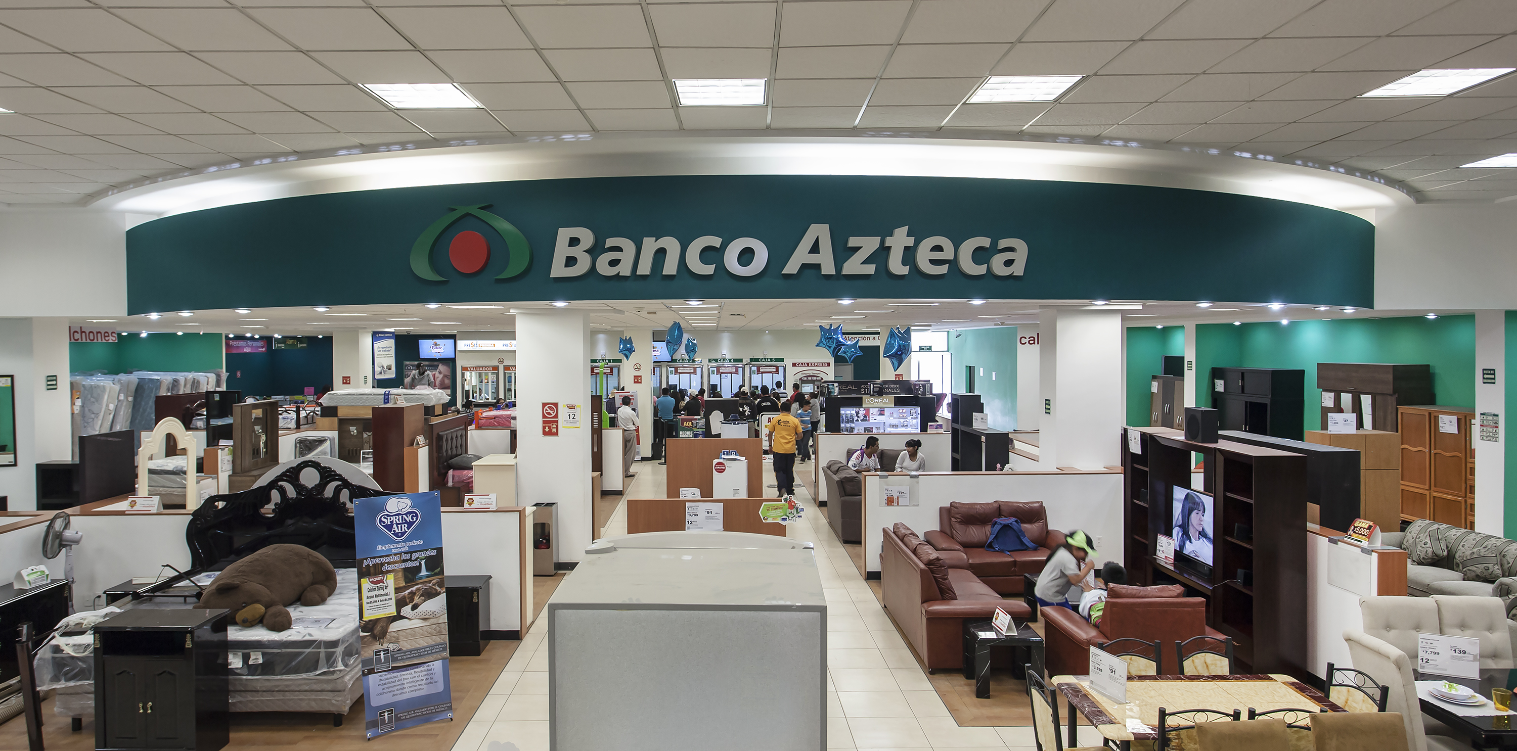 Fitch Ratings baja calificaciones de Banco Azteca