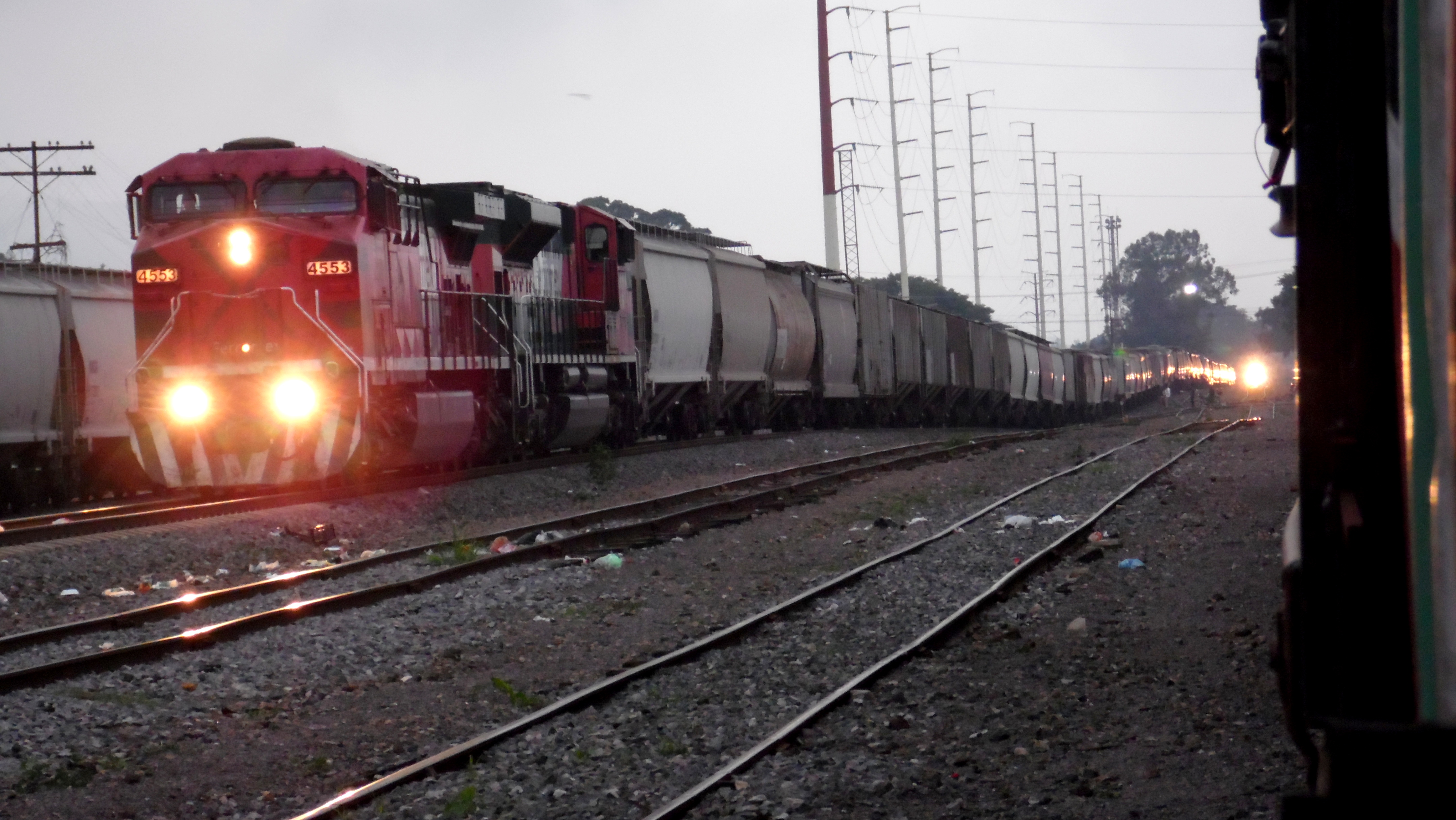 Ferromex paraliza 60 trenes ante “notable” afluencia de migrantes