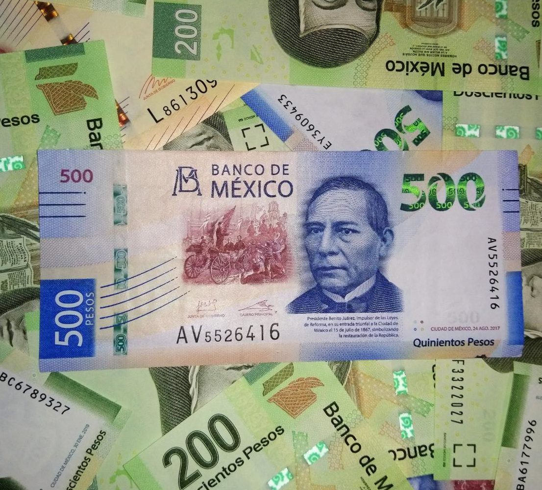 Peso mexicano se aprecia en espera de información económica relevante