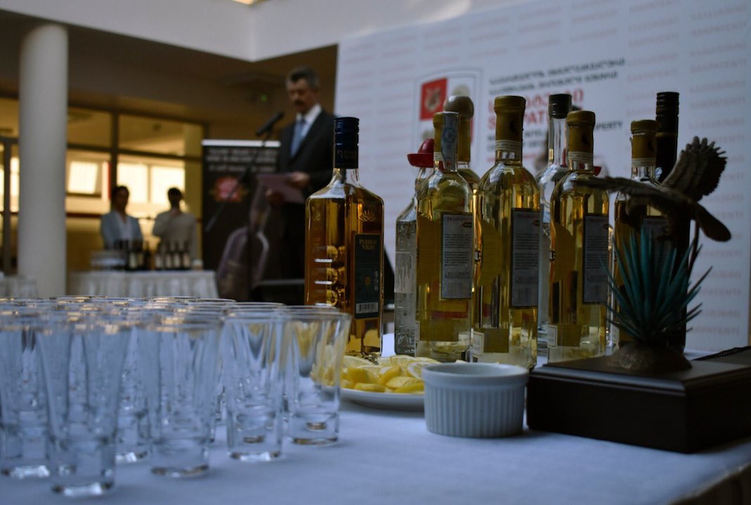 Antes de brindar, revisa que las bebidas alcohólicas tengan marbetes del SAT