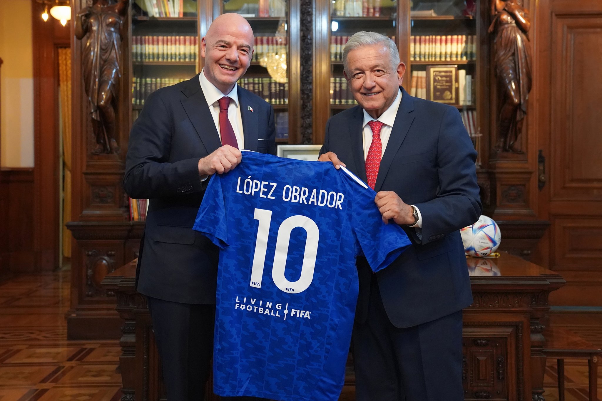 AMLO recibe al presidente de la FIFA para preparativos del Mundial 2026