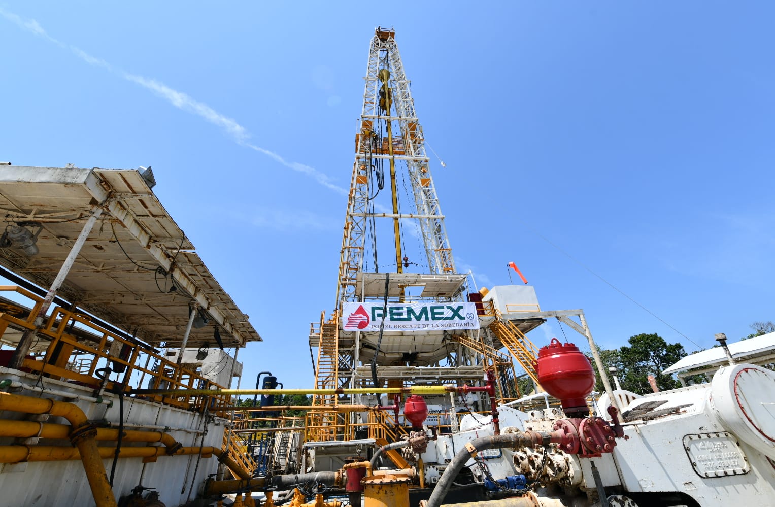 ¡Golpe bajo para Pemex! Fitch Ratings recortó su calificación crediticia