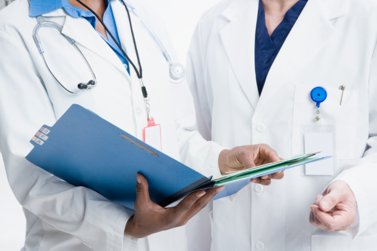 Se sumarán 415 médicos especialistas jubilados a IMSS-Bienestar