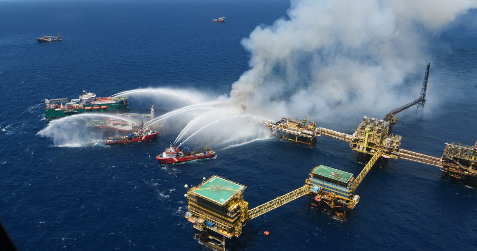 Pemex perderá 100,000 barriles de petróleo diarios, tras incendio en Cantarell