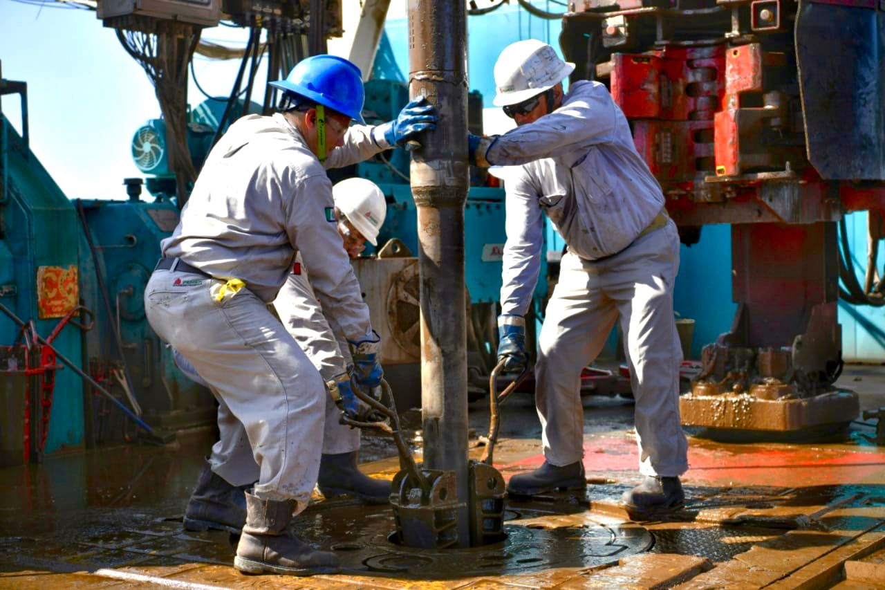 Se basificará a 4,700 empleados de Pemex en 2024, anuncia AMLO