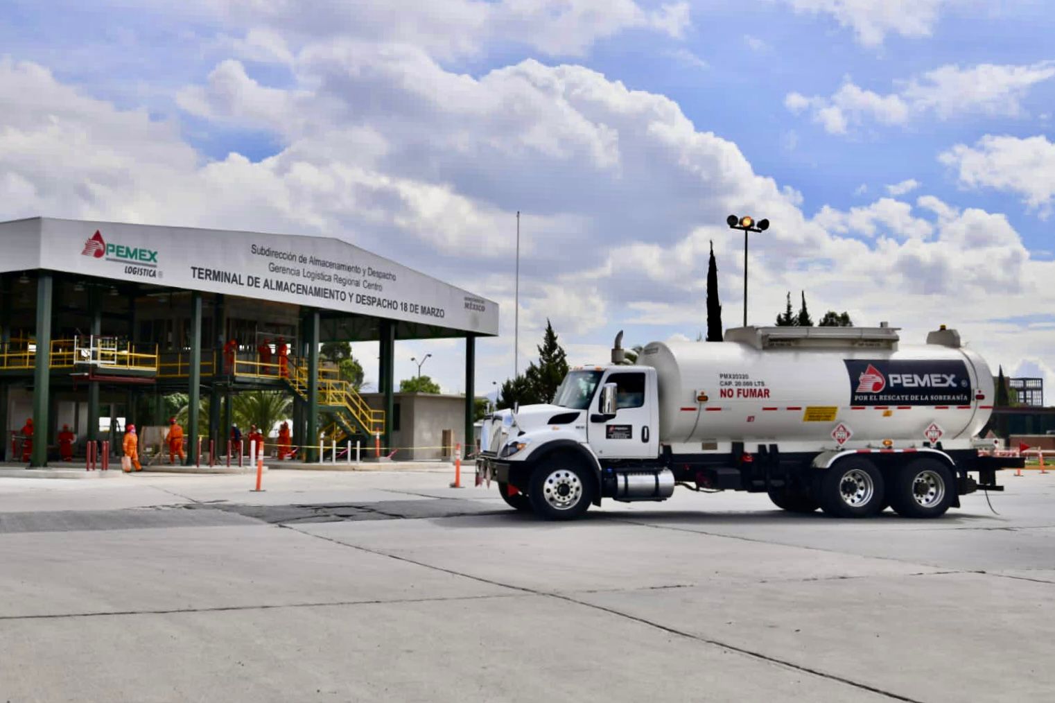 AMLO “estalla” contra las calificadoras por castigar la evaluación de deuda de Pemex