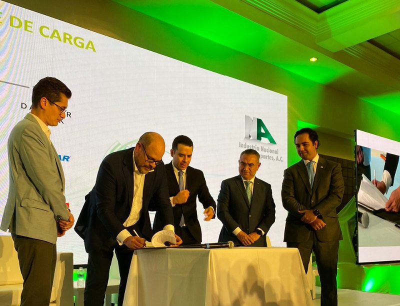 Industriales se comprometen a desarrollar en México proveeduría para camiones eléctricos