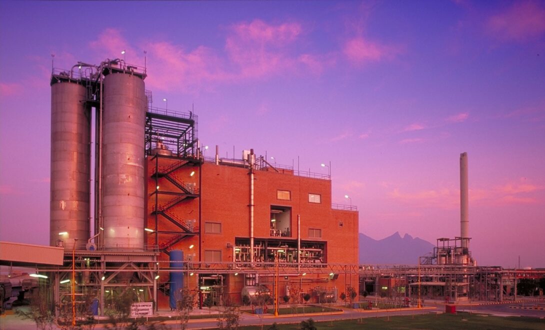 Alpek se ve en la necesidad de cerrar una fábrica en Monterrey