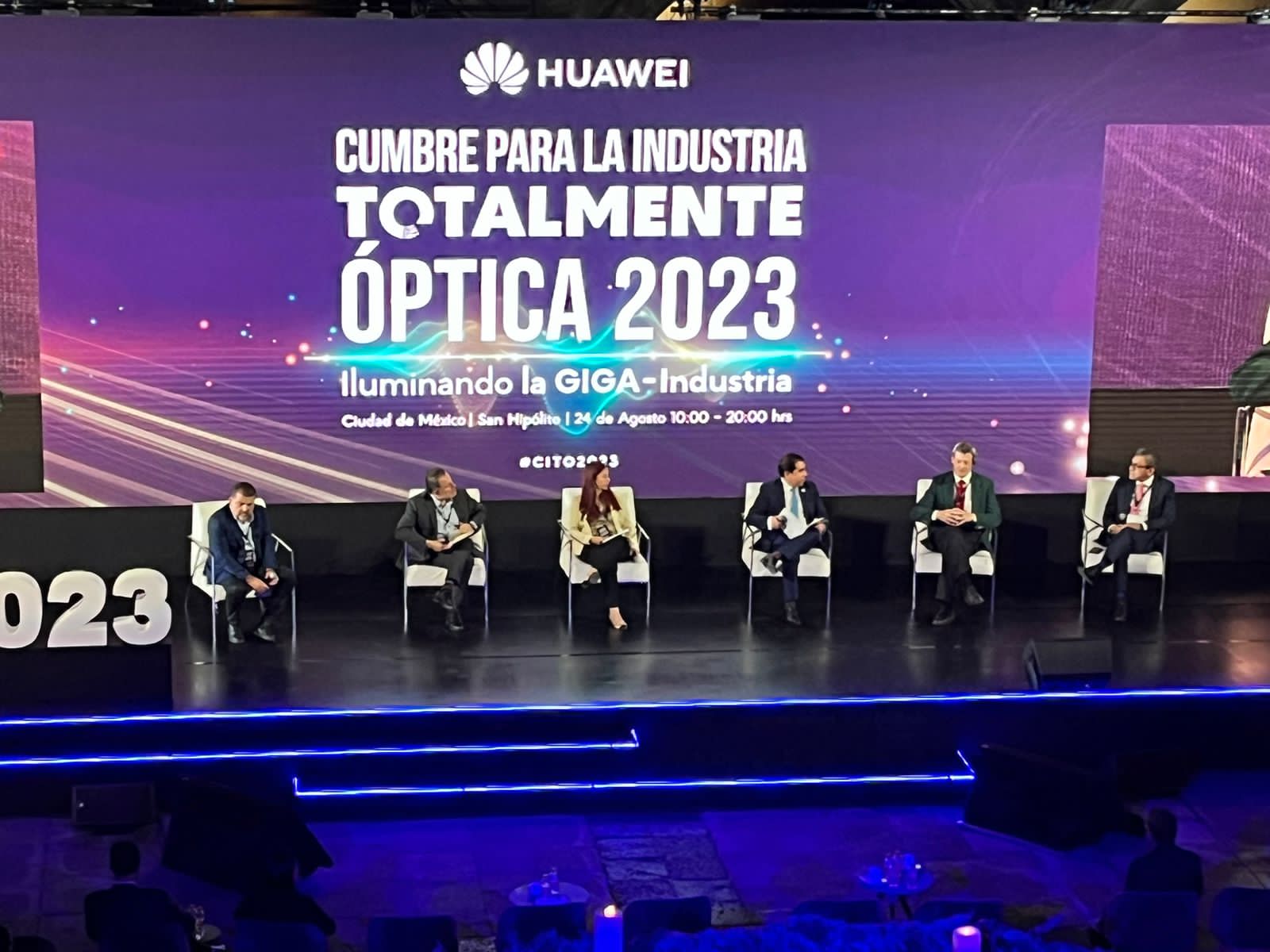Expertos destacan la urgencia de desplegar más fibra óptica en el país