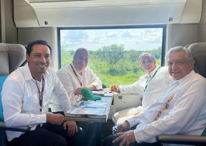 AMLO e invitados hacen el primer viaje en el Tren Maya