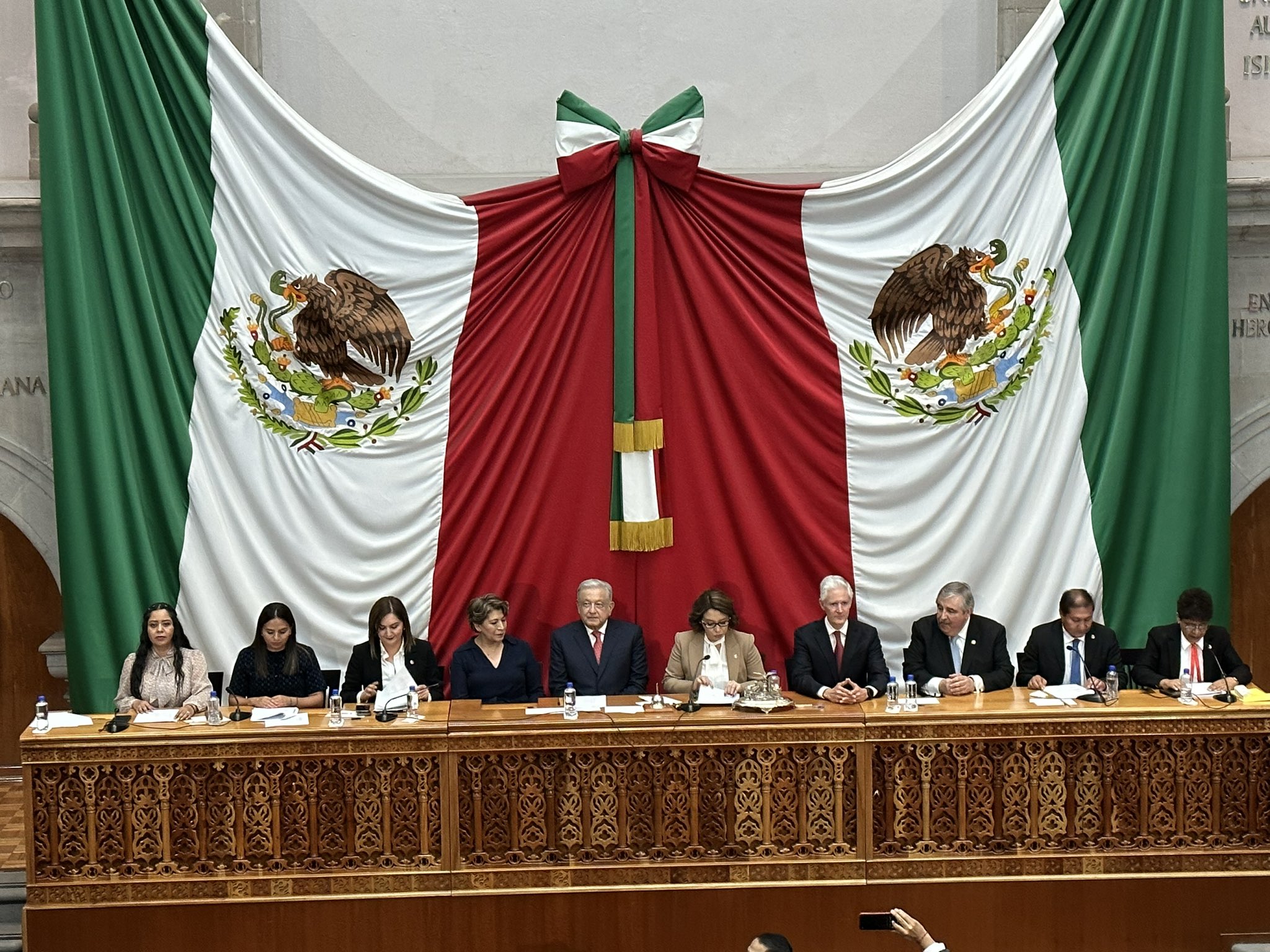 Acompañada de AMLO, Delfina Gómez rindió protesta como gobernadora del Edomex