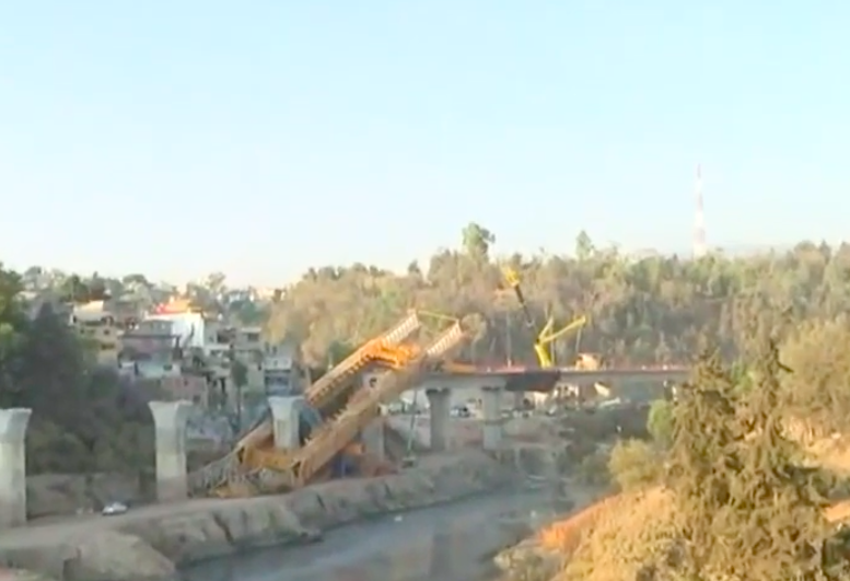 ¡Una más! Grúa se desplomó de las obras del Tren Interurbano México-Toluca