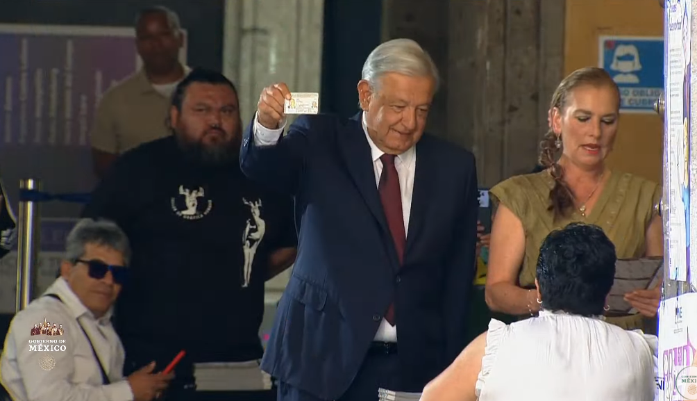 AMLO emite su voto; evita dar declaraciones