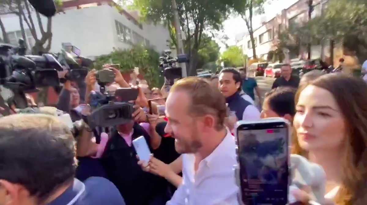 Taboada y Brugada acudieron a votar y se formaron en la fila