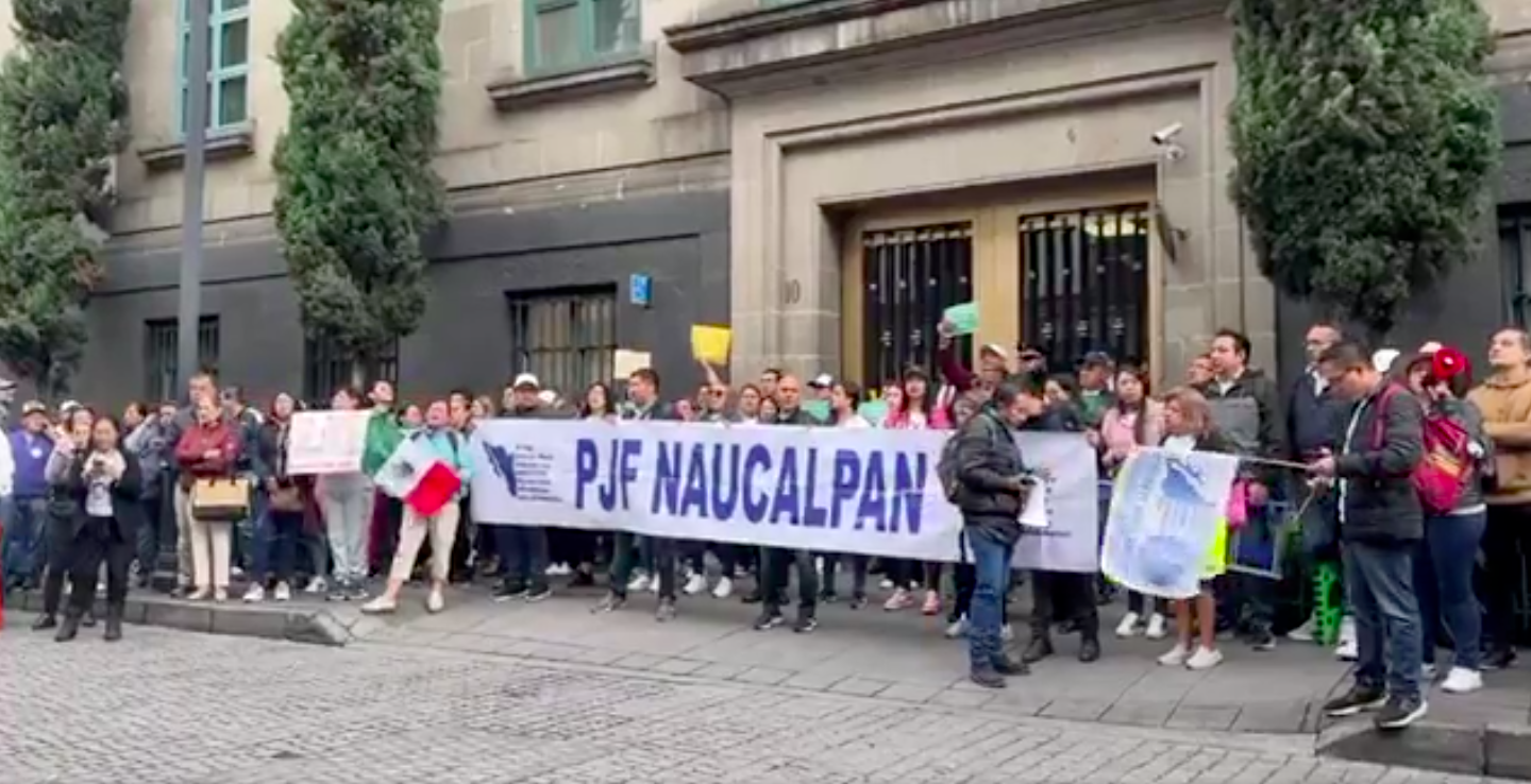 Trabajadores cierran simbólicamente la SCJN; protestan contra la reforma judicial