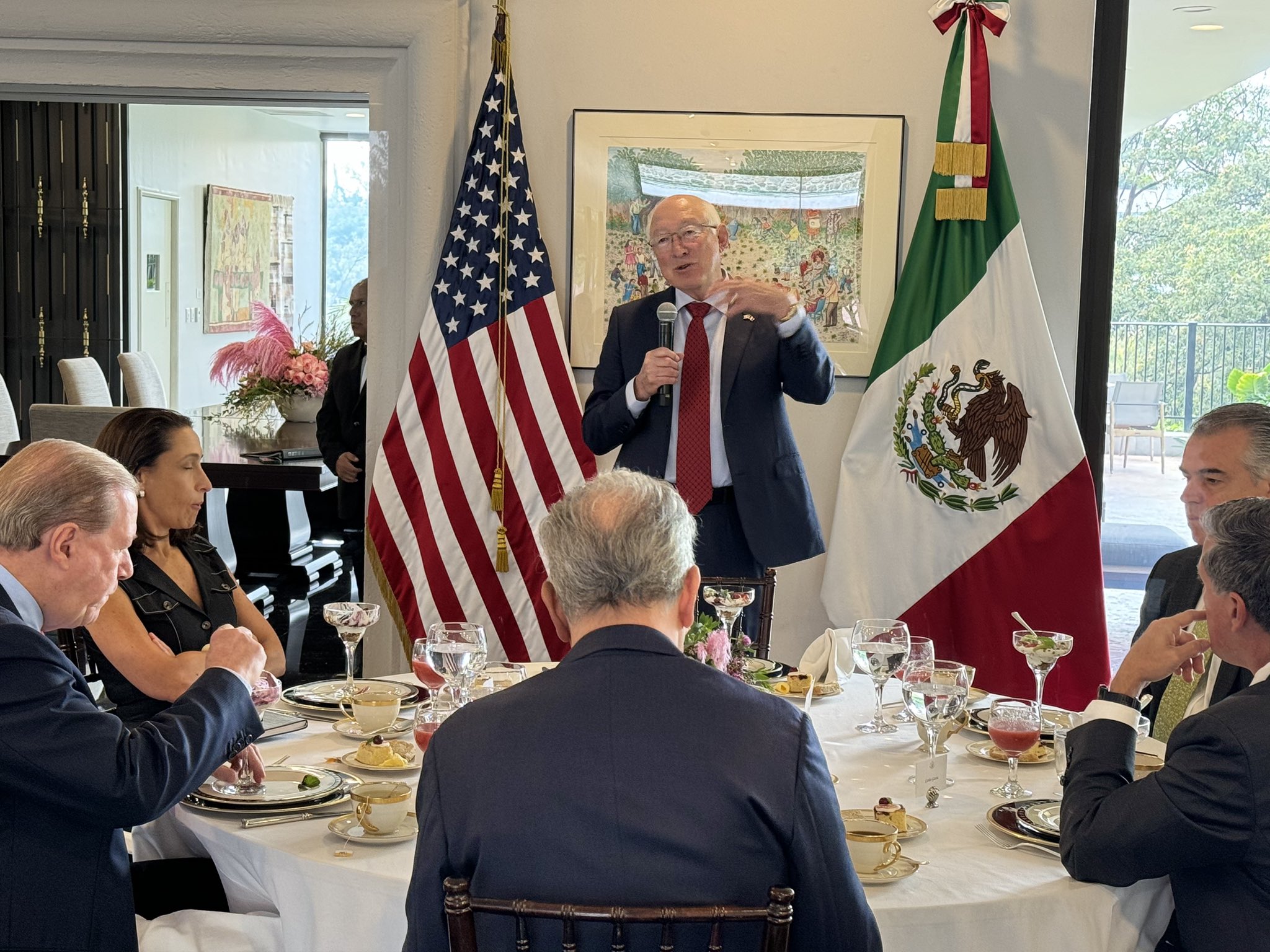 Ken Salazar niega que EU actúe con injerencismo al opinar sobre reforma judicial