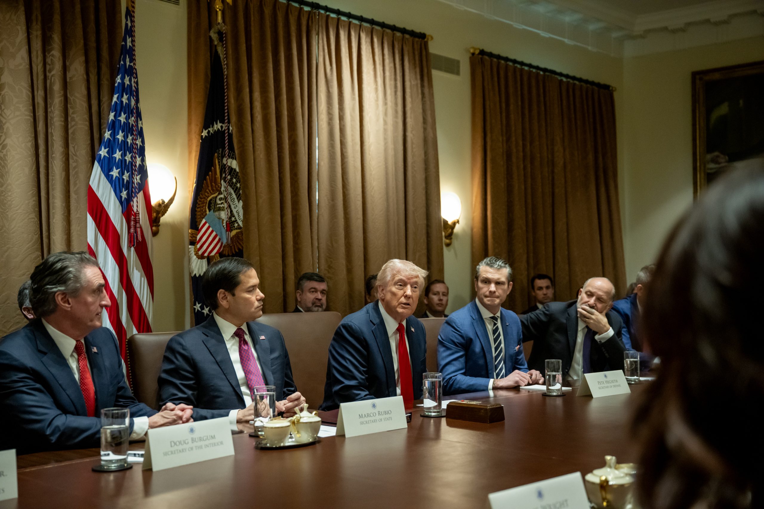 Trump pospone aranceles de 25% a México y Canadá hasta el 2 de abril