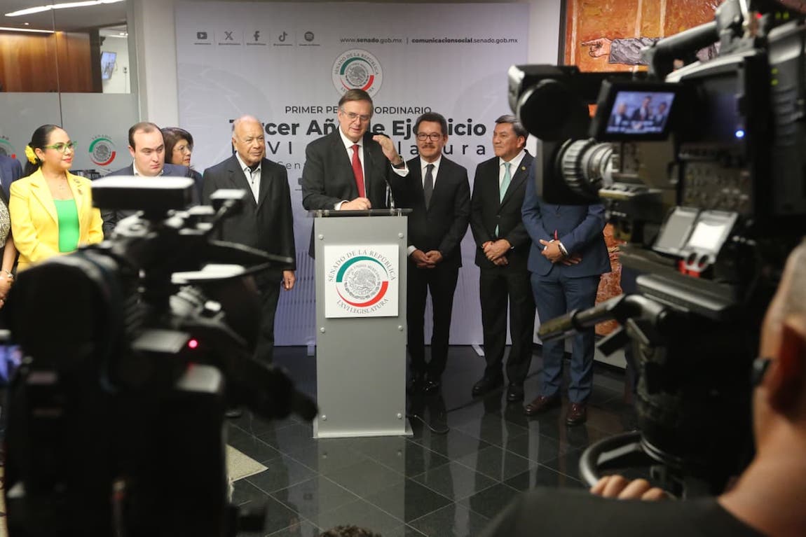 Al centro, Marcelo Ebrard / @m_ebrard