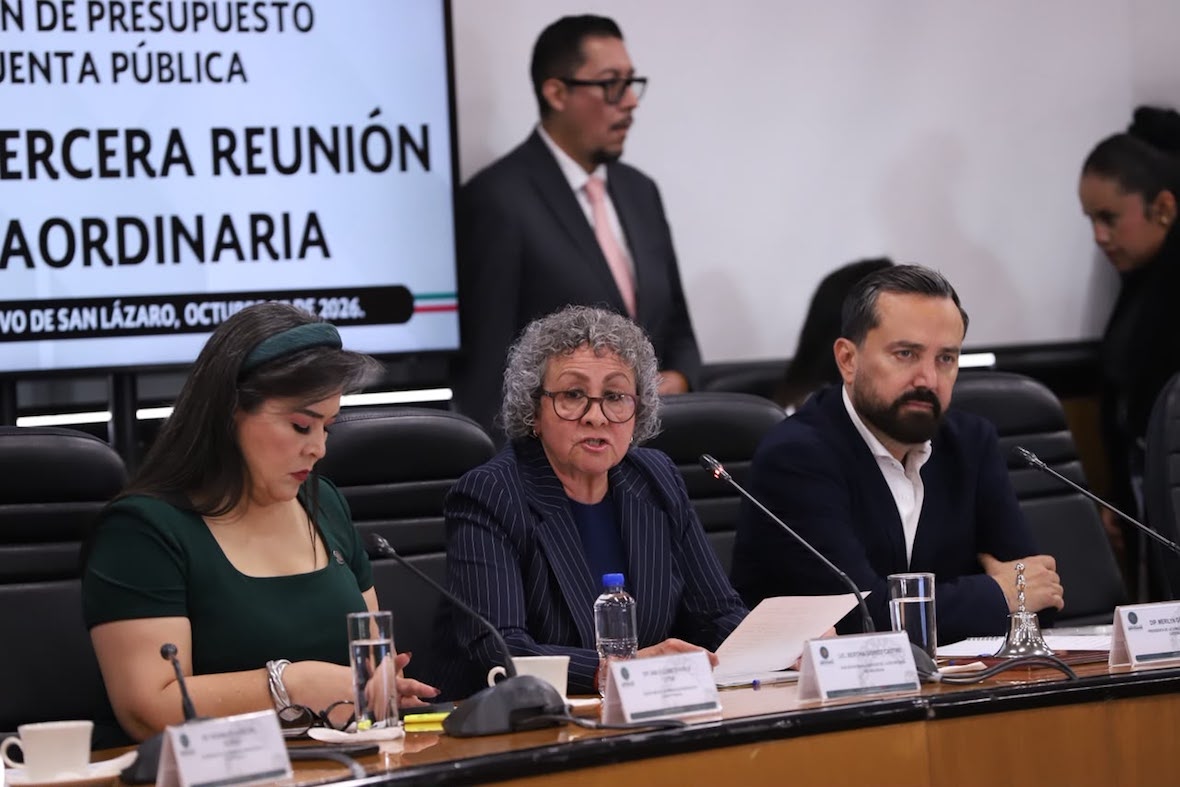Al centro, Bertha Gómez / SHCP